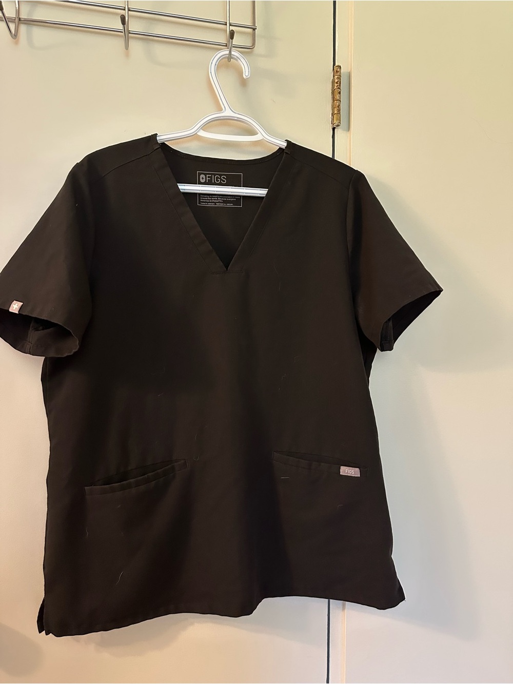 Figs Black Casma™ - Three-Pocket Scrub Top
L - Black